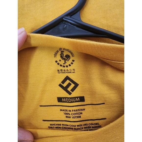 Sriracha medium yellow red authentic graphic tee - Picture 3 of 6